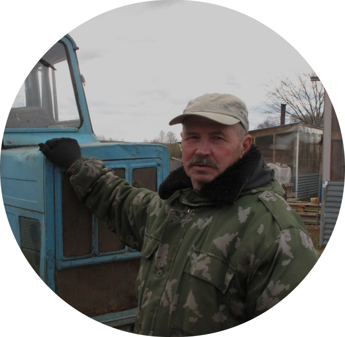 Опытный лесник рядом с трактором рассказывает о лесных маршрутах и природе